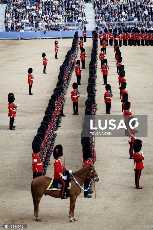 Regimentos da Divisão Doméstica do Exército Britânico participam na Revisão do Coronel, que é o ensaio final da cerimónia militar Trooping the Colour em Horse Guards Parade, em Londres, Grã-Bretanha. O Colonel's Review envolve mais de 1.000 soldados e quase 200 cavalos da Household Division, que realizam manobras de treino no campo de batalha enquanto passam por uma inspeção do Coronel da Coldstream Guards. 

