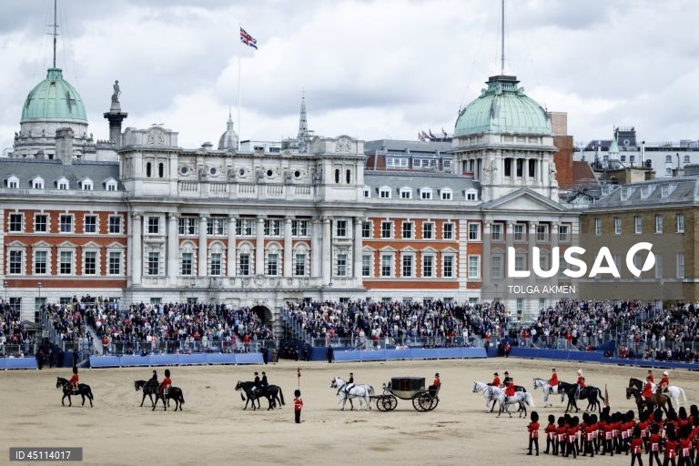 Regimentos da Divisão Doméstica do Exército Britânico participam na Revisão do Coronel, que é o ensaio final da cerimónia militar Trooping the Colour em Horse Guards Parade, em Londres, Grã-Bretanha. O Colonel's Review envolve mais de 1.000 soldados e quase 200 cavalos da Household Division, que realizam manobras de treino no campo de batalha enquanto passam por uma inspeção do Coronel da Coldstream Guards. 

