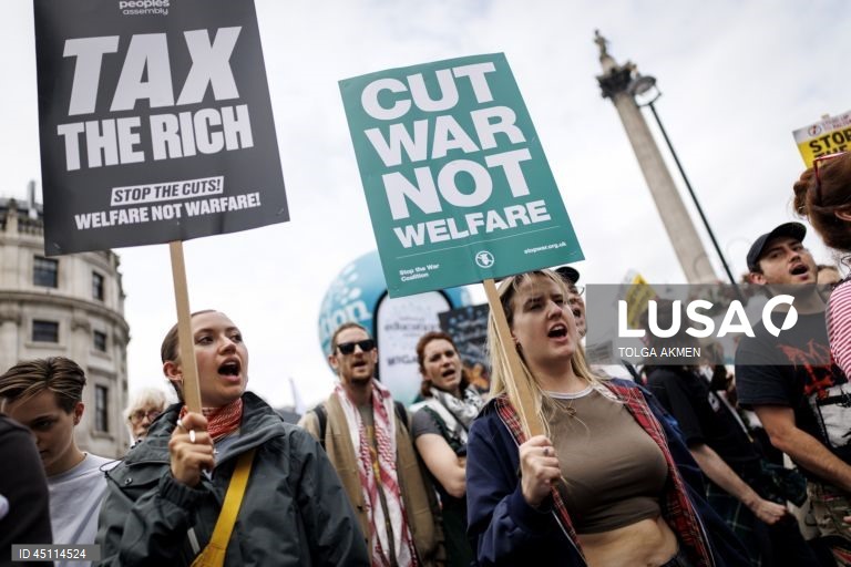 Londres: Marcha anti-austeridade contra cortes nas despesas públicas e reforma da segurança social