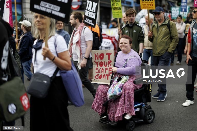 Londres: Marcha anti-austeridade contra cortes nas despesas públicas e reforma da segurança social