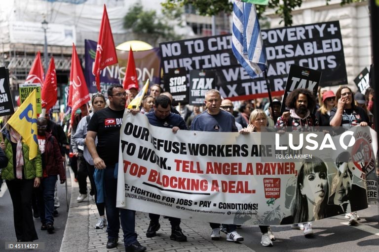 Londres: Marcha anti-austeridade contra cortes nas despesas públicas e reforma da segurança social
