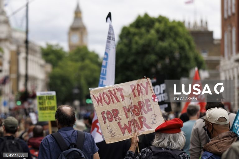 Londres: Marcha anti-austeridade contra cortes nas despesas públicas e reforma da segurança social