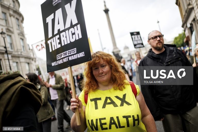 Londres: Marcha anti-austeridade contra cortes nas despesas públicas e reforma da segurança social