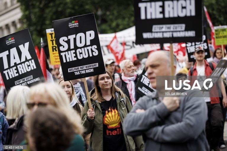 Londres: Marcha anti-austeridade contra cortes nas despesas públicas e reforma da segurança social