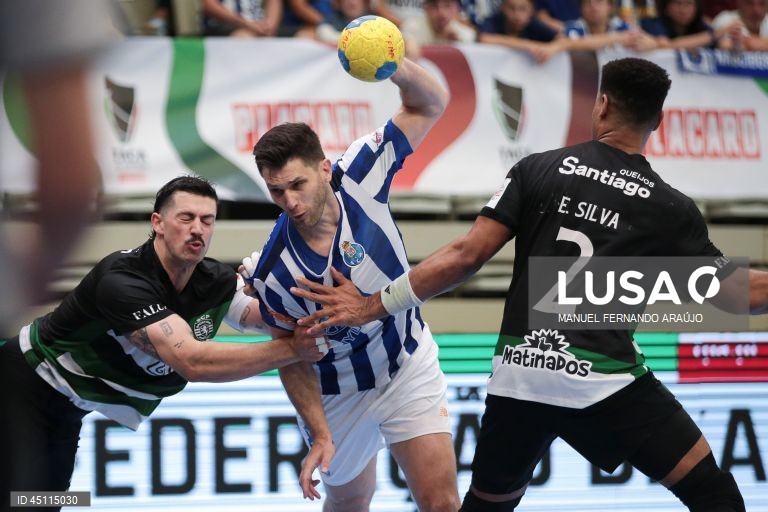 O jogador do FC Porto Magalhães (E) disputa a bola com o jogador do Sporting, Silva (D) durante o jogo da final da Taça de Portugal de andebol, realizado no Pavilhão Desportivo Municipal, em Santo Tirso, 07 de junho de 2025. MANUEL FERNANDO ARAÚJO/LUSA