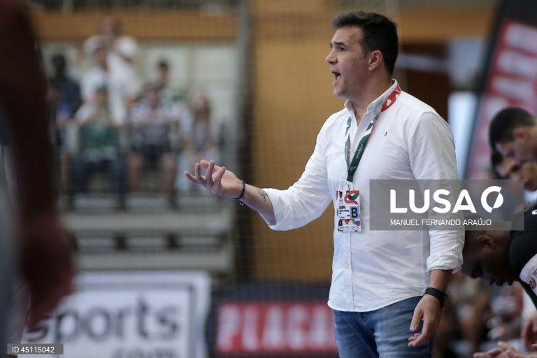 O treinador do Sporting, Ricardo Costa, durante o jogo da final da Taça de Portugal de andebol contra o FC Porto, realizado no Pavilhão Desportivo Municipal, em Santo Tirso, 07 de junho de 2025. MANUEL FERNANDO ARAÚJO/LUSA