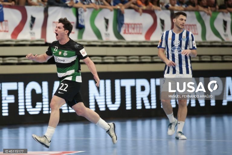 O jogador do Sporting, Branquinho (E) festeja durante o jogo da final da Taça de Portugal de andebol contra o FC Porto, realizado no Pavilhão Desportivo Municipal, em Santo Tirso, 07 de junho de 2025. MANUEL FERNANDO ARAÚJO/LUSA