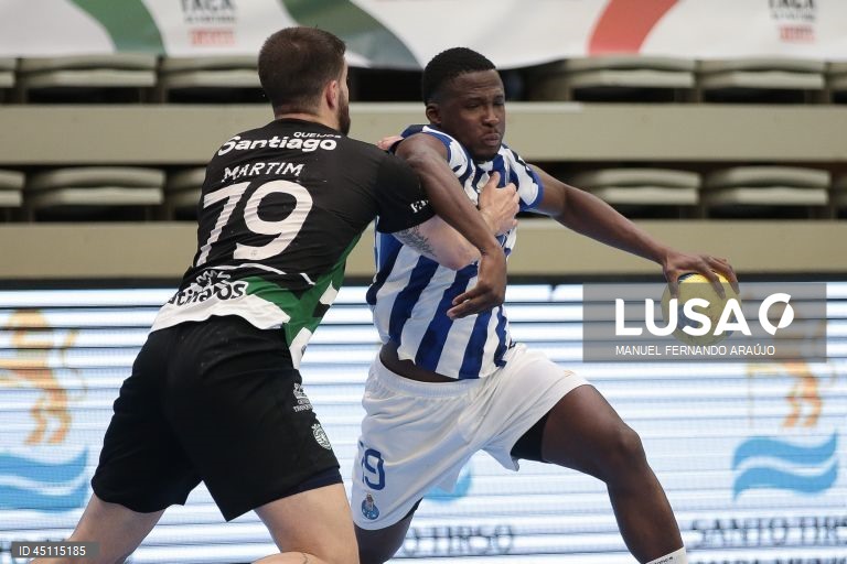 O jogador do FC Porto Mamadou Diocou (D) disputa a bola com o jogador do Sporting, Martim (E) durante o jogo da final da Taça de Portugal de andebol, realizado no Pavilhão Desportivo Municipal, em Santo Tirso, 07 de junho de 2025. MANUEL FERNANDO ARAÚJO/LUSA