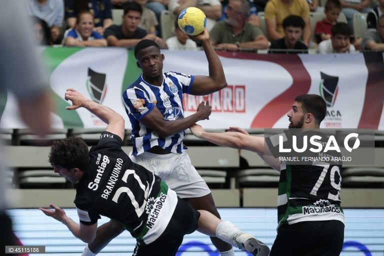O jogador do FC Porto Mamadou Diocou (C) disputa a bola com o jogador do Sporting, Branquinho (E) durante o jogo da final da Taça de Portugal de andebol, realizado no Pavilhão Desportivo Municipal, em Santo Tirso, 07 de junho de 2025. MANUEL FERNANDO ARAÚJO/LUSA