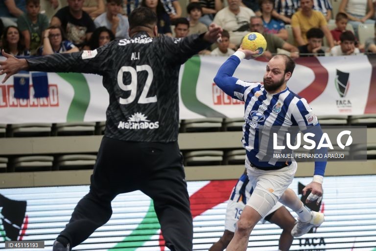 O jogador do FC Porto Daymaro Salina (D) disputa a bola com o jogador do Sporting, Ali (E) durante o jogo da final da Taça de Portugal de andebol, realizado no Pavilhão Desportivo Municipal, em Santo Tirso, 07 de junho de 2025. MANUEL FERNANDO ARAÚJO/LUSA