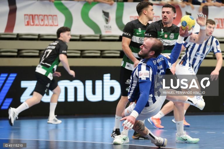O jogador do FC Porto Salina (C) disputa a bola com o jogador do Sporting, Salvador (E) durante o jogo da final da Taça de Portugal de andebol, realizado no Pavilhão Desportivo Municipal, em Santo Tirso, 07 de junho de 2025. MANUEL FERNANDO ARAÚJO/LUSA