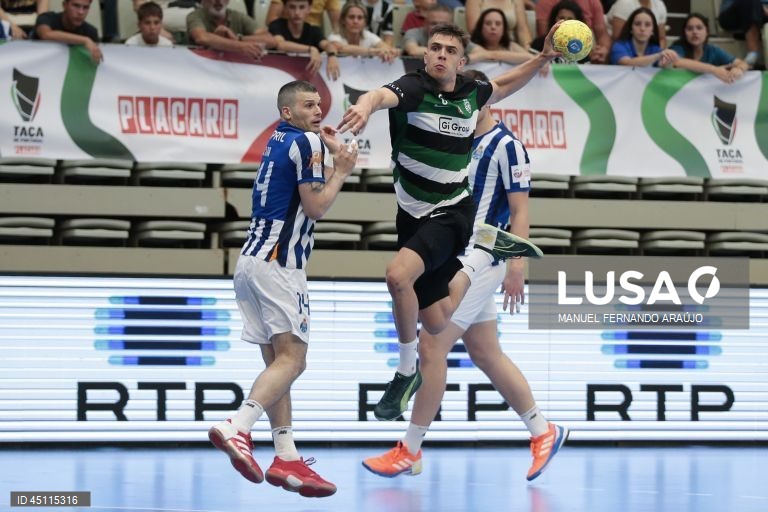 O jogador do FC Porto Rui Silva (E) disputa a bola com o jogador do Sporting, Kiko Costa (D) durante o jogo da final da Taça de Portugal de andebol, realizado no Pavilhão Desportivo Municipal, em Santo Tirso, 07 de junho de 2025. MANUEL FERNANDO ARAÚJO/LUSA