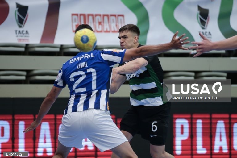 O jogador do FC Porto Leonel (E) disputa a bola com o jogador do Sporting, Kiko Costa (D) durante o jogo da final da Taça de Portugal de andebol, realizado no Pavilhão Desportivo Municipal, em Santo Tirso, 07 de junho de 2025. MANUEL FERNANDO ARAÚJO/LUSA