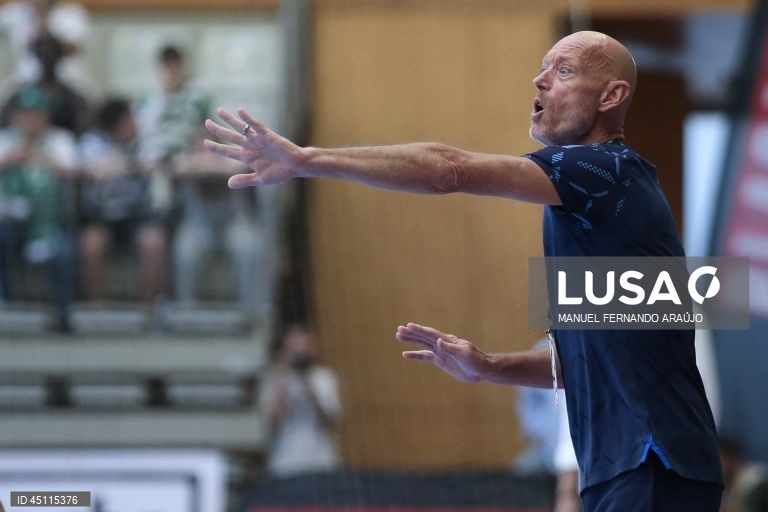 O treinador do FC Porto, Magnus Andersson, durante o jogo da final da Taça de Portugal de andebol contra o Sporting, realizado no Pavilhão Desportivo Municipal, em Santo Tirso, 07 de junho de 2025. MANUEL FERNANDO ARAÚJO/LUSA