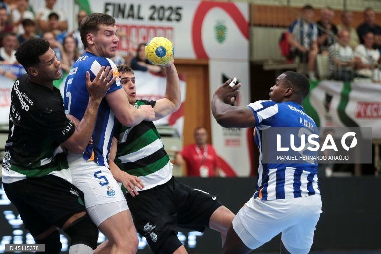 O jogador do FC Porto Thorsteinn Gunnarsson (E) disputa a bola com o jogador do Sporting, Kiko Costa (C) durante o jogo da final da Taça de Portugal de andebol, realizado no Pavilhão Desportivo Municipal, em Santo Tirso, 07 de junho de 2025. MANUEL FERNANDO ARAÚJO/LUSA