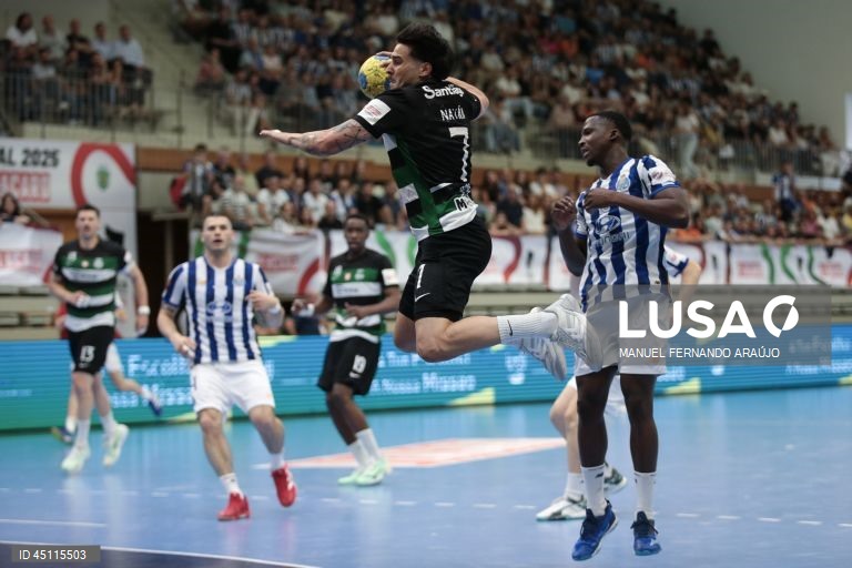 O jogador do Sporting, Naian em ação durante o jogo da final da Taça de Portugal de andebol contra o FC Porto, realizado no Pavilhão Desportivo Municipal, em Santo Tirso, 07 de junho de 2025. MANUEL FERNANDO ARAÚJO/LUSA