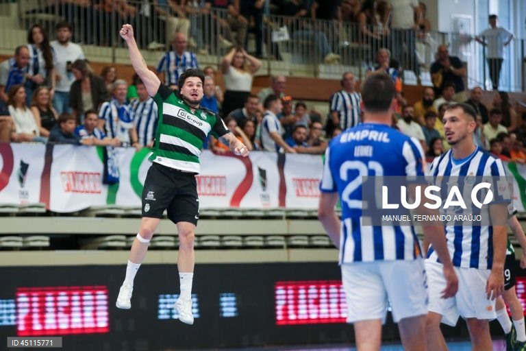 Os jogadores do Sporting festejam a conquista do troféu no final do jogo da final da Taça de Portugal de andebol contra o FC Porto, realizado no Pavilhão Desportivo Municipal, em Santo Tirso, 07 de junho de 2025. O Sporting conquistou hoje a sua 19.ª Taça de Portugal em andebol, ao bater na final o FC Porto por 28-27, em jogo disputado no Pavilhão Municipal de Santo Tirso. MANUEL FERNANDO ARAÚJO/LUSA