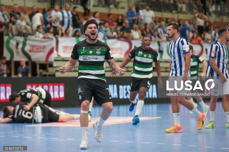 Os jogadores do Sporting festejam a conquista do troféu no final do jogo da final da Taça de Portugal de andebol contra o FC Porto, realizado no Pavilhão Desportivo Municipal, em Santo Tirso, 07 de junho de 2025. O Sporting conquistou hoje a sua 19.ª Taça de Portugal em andebol, ao bater na final o FC Porto por 28-27, em jogo disputado no Pavilhão Municipal de Santo Tirso. MANUEL FERNANDO ARAÚJO/LUSA