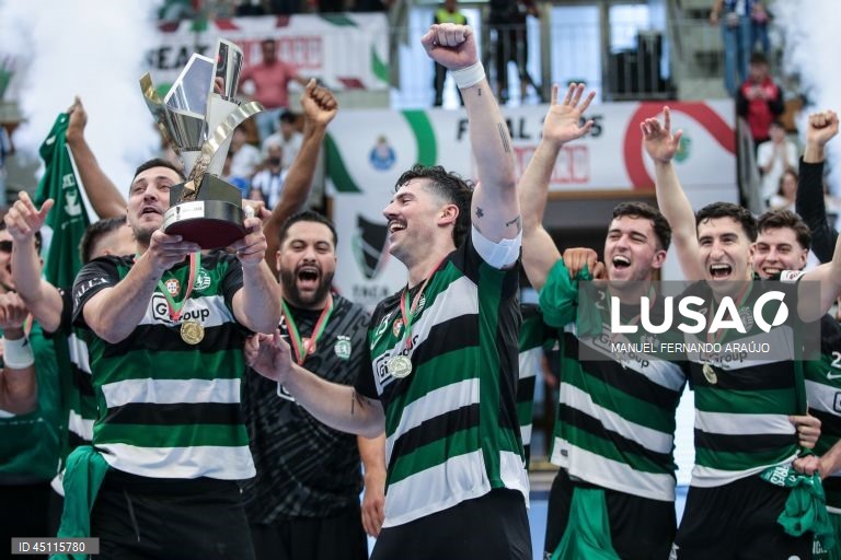 Os jogadores do Sporting, Portela (E) e Salvador (C), festejam a conquista do troféu no final do jogo da final da Taça de Portugal de andebol contra o FC Porto, realizado no Pavilhão Desportivo Municipal, em Santo Tirso, 07 de junho de 2025. O Sporting conquistou hoje a sua 19.ª Taça de Portugal em andebol, ao bater na final o FC Porto por 28-27, em jogo disputado no Pavilhão Municipal de Santo Tirso. MANUEL FERNANDO ARAÚJO/LUSA