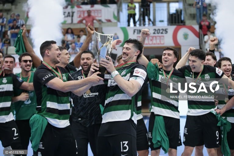 Os jogadores do Sporting, Portela (E) e Salvador (C), festejam a conquista do troféu no final do jogo da final da Taça de Portugal de andebol contra o FC Porto, realizado no Pavilhão Desportivo Municipal, em Santo Tirso, 07 de junho de 2025. O Sporting conquistou hoje a sua 19.ª Taça de Portugal em andebol, ao bater na final o FC Porto por 28-27, em jogo disputado no Pavilhão Municipal de Santo Tirso. MANUEL FERNANDO ARAÚJO/LUSA