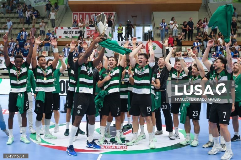 Os jogadores do Sporting festejam a conquista do troféu no final do jogo da final da Taça de Portugal de andebol contra o FC Porto, realizado no Pavilhão Desportivo Municipal, em Santo Tirso, 07 de junho de 2025. O Sporting conquistou hoje a sua 19.ª Taça de Portugal em andebol, ao bater na final o FC Porto por 28-27, em jogo disputado no Pavilhão Municipal de Santo Tirso. MANUEL FERNANDO ARAÚJO/LUSA