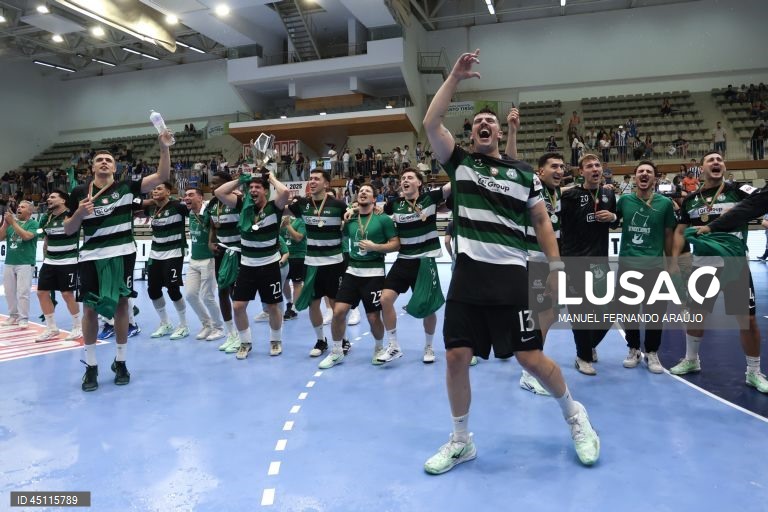Os jogadores do Sporting festejam a conquista do troféu no final do jogo da final da Taça de Portugal de andebol contra o FC Porto, realizado no Pavilhão Desportivo Municipal, em Santo Tirso, 07 de junho de 2025. O Sporting conquistou hoje a sua 19.ª Taça de Portugal em andebol, ao bater na final o FC Porto por 28-27, em jogo disputado no Pavilhão Municipal de Santo Tirso. MANUEL FERNANDO ARAÚJO/LUSA