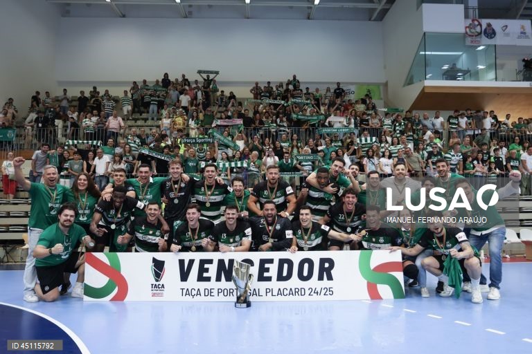 Os jogadores do Sporting festejam a conquista do troféu no final do jogo da final da Taça de Portugal de andebol contra o FC Porto, realizado no Pavilhão Desportivo Municipal, em Santo Tirso, 07 de junho de 2025. O Sporting conquistou hoje a sua 19.ª Taça de Portugal em andebol, ao bater na final o FC Porto por 28-27, em jogo disputado no Pavilhão Municipal de Santo Tirso. MANUEL FERNANDO ARAÚJO/LUSA