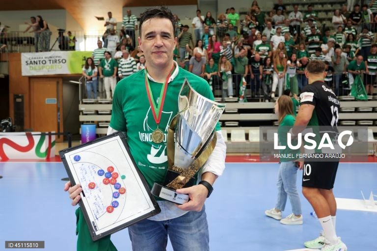 O treinador do Sporting, Ricardo Costa, festeja a conquista do troféu no final do jogo da final da Taça de Portugal de andebol contra o FC Porto, realizado no Pavilhão Desportivo Municipal, em Santo Tirso, 07 de junho de 2025. O Sporting conquistou hoje a sua 19.ª Taça de Portugal em andebol, ao bater na final o FC Porto por 28-27, em jogo disputado no Pavilhão Municipal de Santo Tirso. MANUEL FERNANDO ARAÚJO/LUSA