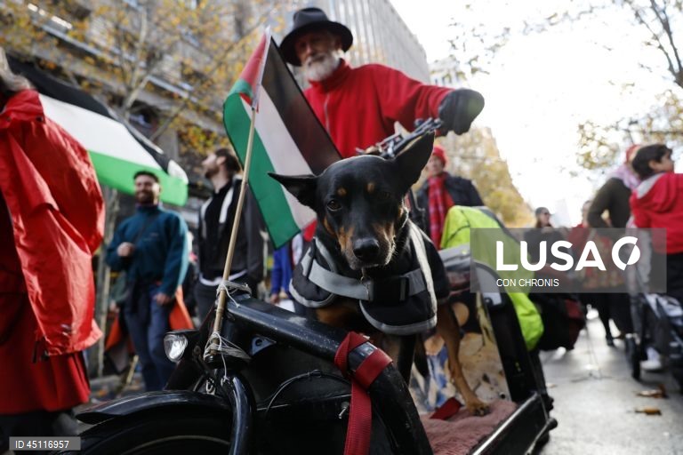 Manifestantes reúnem-se em frente à estação de Flinders Street durante uma manifestação pró-Palestina para Gaza em Melbourne, Austrália.