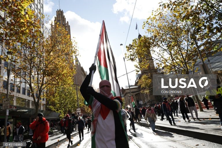 Manifestantes reúnem-se em frente à estação de Flinders Street durante uma manifestação pró-Palestina para Gaza em Melbourne, Austrália.