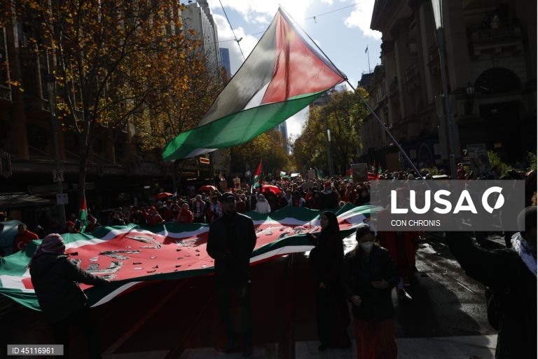 Manifestantes reúnem-se em frente à estação de Flinders Street durante uma manifestação pró-Palestina para Gaza em Melbourne, Austrália.