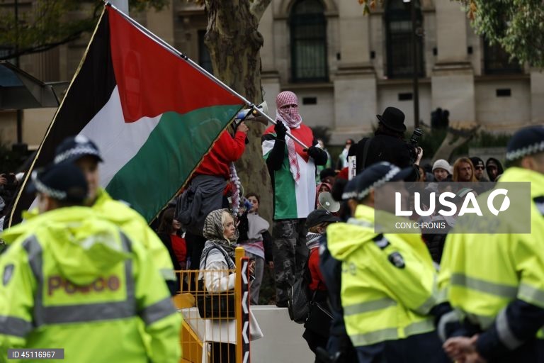 Manifestantes reúnem-se em frente à estação de Flinders Street durante uma manifestação pró-Palestina para Gaza em Melbourne, Austrália.