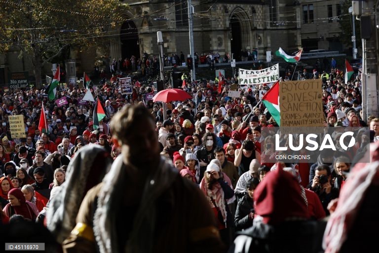 Manifestantes reúnem-se em frente à estação de Flinders Street durante uma manifestação pró-Palestina para Gaza em Melbourne, Austrália.