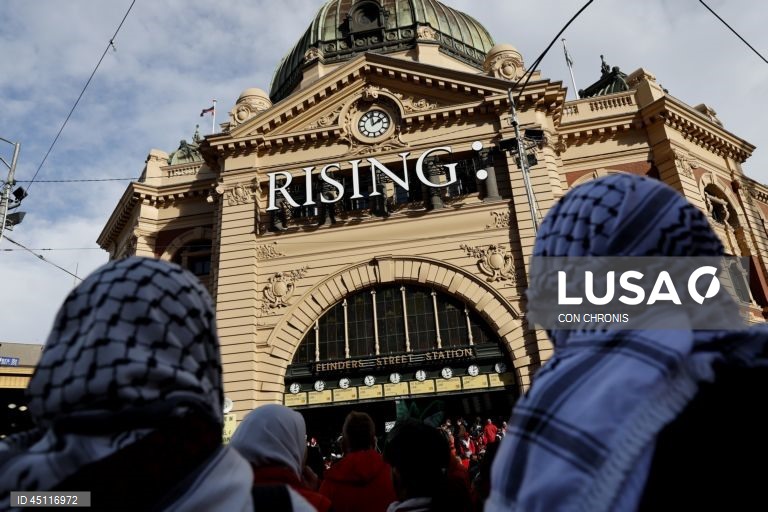 Manifestantes reúnem-se em frente à estação de Flinders Street durante uma manifestação pró-Palestina para Gaza em Melbourne, Austrália.