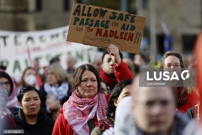 Manifestantes reúnem-se em frente à estação de Flinders Street durante uma manifestação pró-Palestina para Gaza em Melbourne, Austrália.