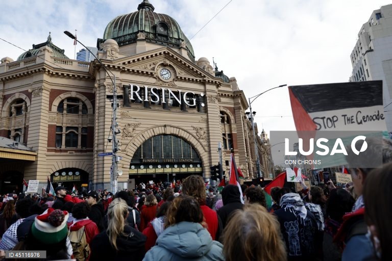 Manifestantes reúnem-se em frente à estação de Flinders Street durante uma manifestação pró-Palestina para Gaza em Melbourne, Austrália.