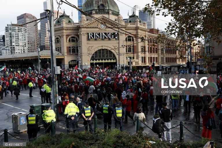 Manifestantes reúnem-se em frente à estação de Flinders Street durante uma manifestação pró-Palestina para Gaza em Melbourne, Austrália.