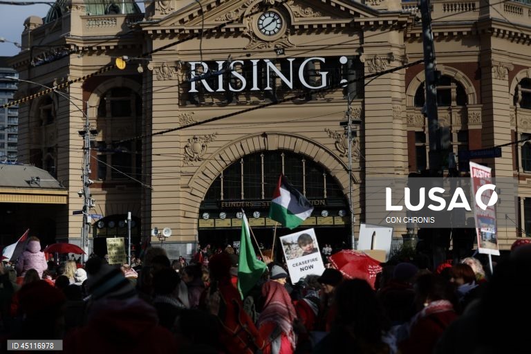 Manifestantes reúnem-se em frente à estação de Flinders Street durante uma manifestação pró-Palestina para Gaza em Melbourne, Austrália.
