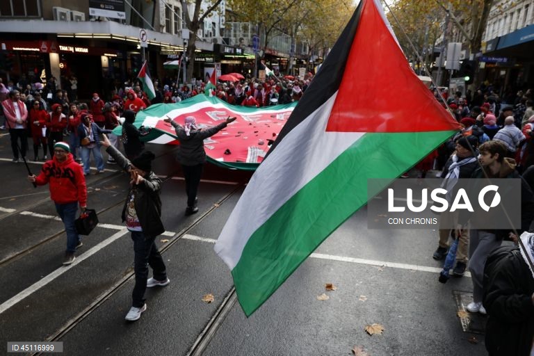 Manifestantes reúnem-se em frente à estação de Flinders Street durante uma manifestação pró-Palestina para Gaza em Melbourne, Austrália.