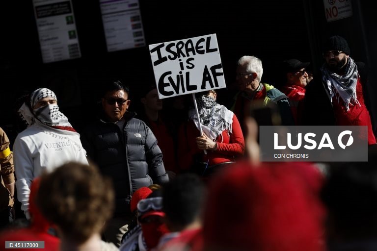 Manifestantes reúnem-se em frente à estação de Flinders Street durante uma manifestação pró-Palestina para Gaza em Melbourne, Austrália.