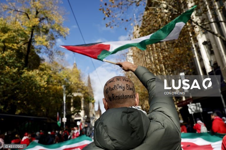 Manifestantes reúnem-se em frente à estação de Flinders Street durante uma manifestação pró-Palestina para Gaza em Melbourne, Austrália.