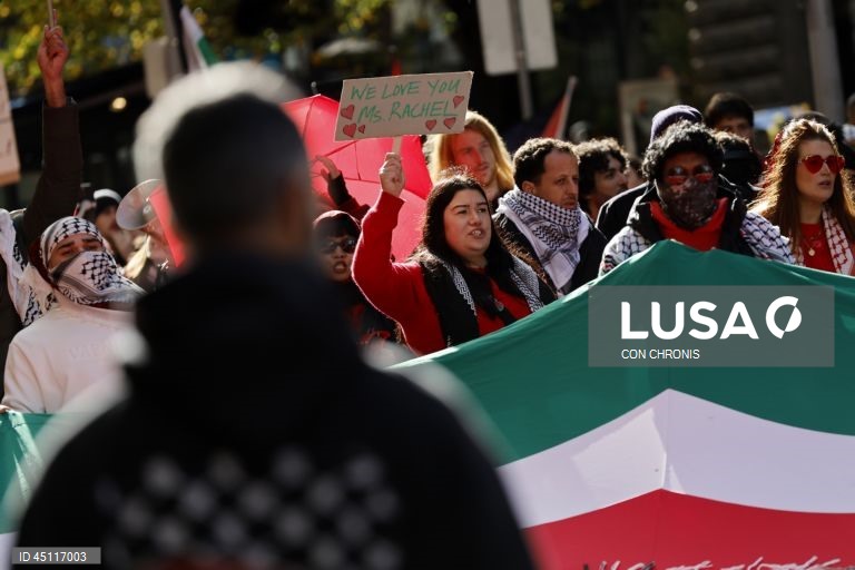 Manifestantes reúnem-se em frente à estação de Flinders Street durante uma manifestação pró-Palestina para Gaza em Melbourne, Austrália.