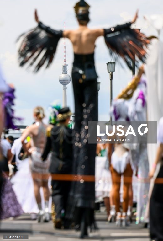 Pessoas vestem trajes tradicionais enquanto participam no Carnaval das Culturas em Berlim, Alemanha. O desfile envolve mais de 4 000 participantes que exibem as culturas dos seus países de origem. O Carnaval das Culturas é celebrado anualmente em Berlim desde 1996 e pretende ser um símbolo da diversidade e da coexistência pacífica. 