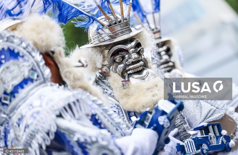 Pessoas vestem trajes tradicionais enquanto participam no Carnaval das Culturas em Berlim, Alemanha. O desfile envolve mais de 4 000 participantes que exibem as culturas dos seus países de origem. O Carnaval das Culturas é celebrado anualmente em Berlim desde 1996 e pretende ser um símbolo da diversidade e da coexistência pacífica. 