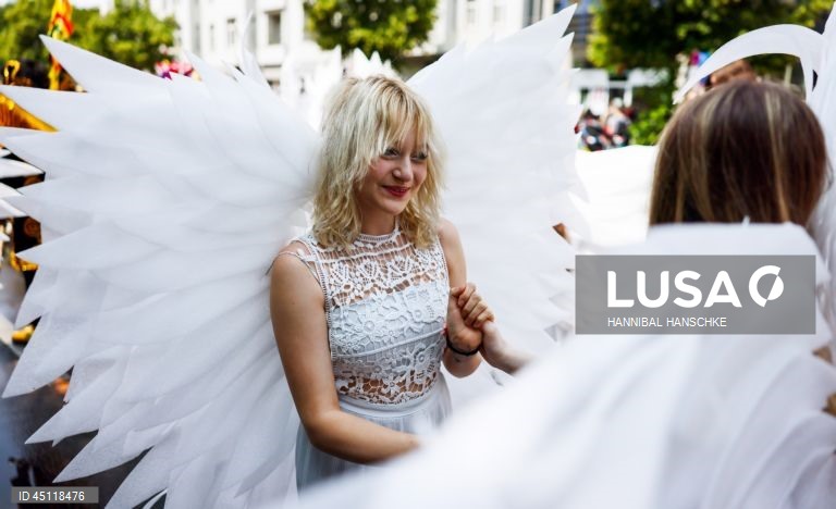 Pessoas vestem trajes tradicionais enquanto participam no Carnaval das Culturas em Berlim, Alemanha. O desfile envolve mais de 4 000 participantes que exibem as culturas dos seus países de origem. O Carnaval das Culturas é celebrado anualmente em Berlim desde 1996 e pretende ser um símbolo da diversidade e da coexistência pacífica. 