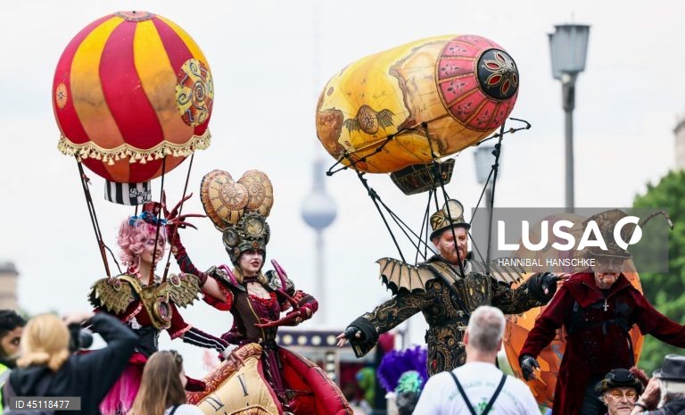 Pessoas vestem trajes tradicionais enquanto participam no Carnaval das Culturas em Berlim, Alemanha. O desfile envolve mais de 4 000 participantes que exibem as culturas dos seus países de origem. O Carnaval das Culturas é celebrado anualmente em Berlim desde 1996 e pretende ser um símbolo da diversidade e da coexistência pacífica. 