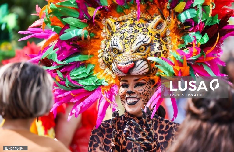 Pessoas vestem trajes tradicionais enquanto participam no Carnaval das Culturas em Berlim, Alemanha. O desfile envolve mais de 4 000 participantes que exibem as culturas dos seus países de origem. O Carnaval das Culturas é celebrado anualmente em Berlim desde 1996 e pretende ser um símbolo da diversidade e da coexistência pacífica. 