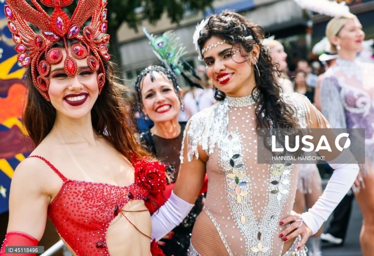 Pessoas vestem trajes tradicionais enquanto participam no Carnaval das Culturas em Berlim, Alemanha. O desfile envolve mais de 4 000 participantes que exibem as culturas dos seus países de origem. O Carnaval das Culturas é celebrado anualmente em Berlim desde 1996 e pretende ser um símbolo da diversidade e da coexistência pacífica. 