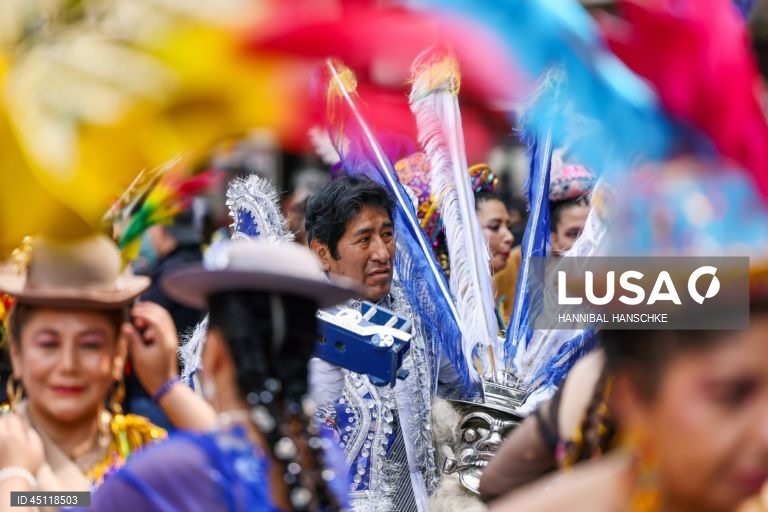 Pessoas vestem trajes tradicionais enquanto participam no Carnaval das Culturas em Berlim, Alemanha. O desfile envolve mais de 4 000 participantes que exibem as culturas dos seus países de origem. O Carnaval das Culturas é celebrado anualmente em Berlim desde 1996 e pretende ser um símbolo da diversidade e da coexistência pacífica. 