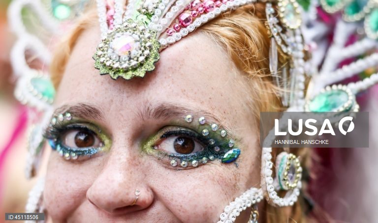 Pessoas vestem trajes tradicionais enquanto participam no Carnaval das Culturas em Berlim, Alemanha. O desfile envolve mais de 4 000 participantes que exibem as culturas dos seus países de origem. O Carnaval das Culturas é celebrado anualmente em Berlim desde 1996 e pretende ser um símbolo da diversidade e da coexistência pacífica. 